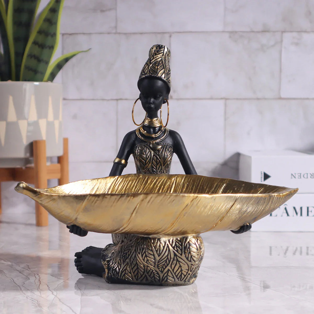 Escultura Decorativa de Mesa para Sala e Entrada com Bandeja Funcional Preta e Dourada | Zahara